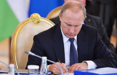 Путин подписал закон о продлении программы маткапитала до конца 2021 года